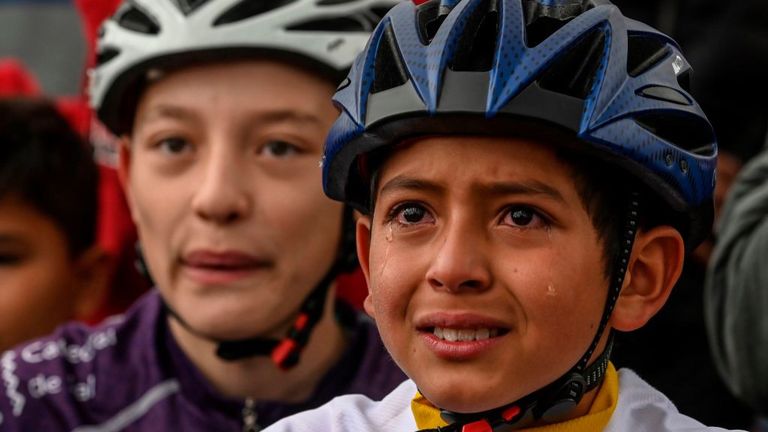 Un garçon pleure alors qu'il célèbre le Tour de France à Zipaquira, ville natale du cycliste colombien Egan Bernal