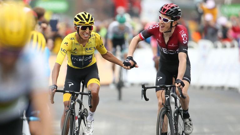 Egan Bernal Gomez, de Colombie, et l'équipe Ineos sont félicités par leur coéquipier et détenteur du titre, Geraint Thomas