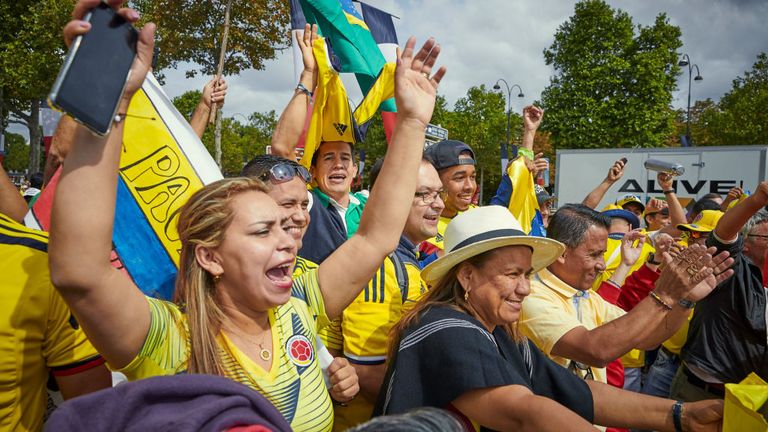 Les Colombiens faisaient la fête sur les Champs-Élysées quelques heures avant les coureurs. arrivée