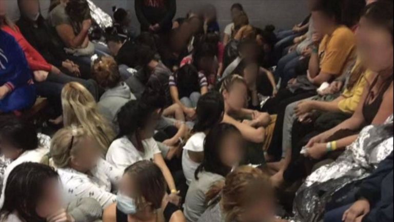 Enfants dans les installations frontalières achalandées aux États-Unis. Pic: ABC