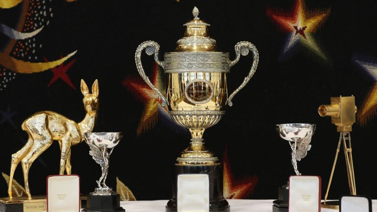 Photo de dossier datée du 07/07/19 représentant une sélection de trophées, de récompenses et de souvenirs de la carrière de tennis de Boris Becker, y compris le trophée des célibataires de Wimbledon (en haut au centre), exposé au centre de Londres avant d’être mis aux enchères. La vente aux enchères de trophées et de souvenirs pour payer les dettes de l’ancienne star du tennis a attiré des offres d’un montant total d’environ 687 000 £.