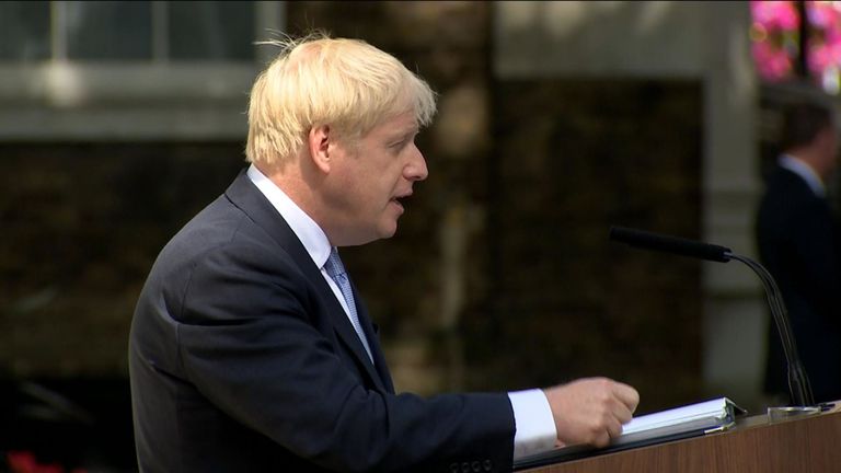 Boris Johnson s'adresse aux journalistes en dehors du 10 Downing Street