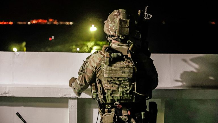 Un soldat britannique lors de la capture d'un pétrolier iranien au large de Gibraltar