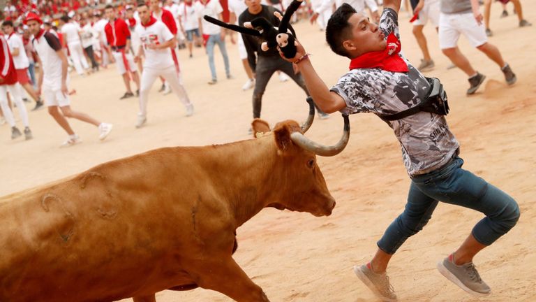 Un homme tente d'esquiver un taureau le dernier jour du festival 2019