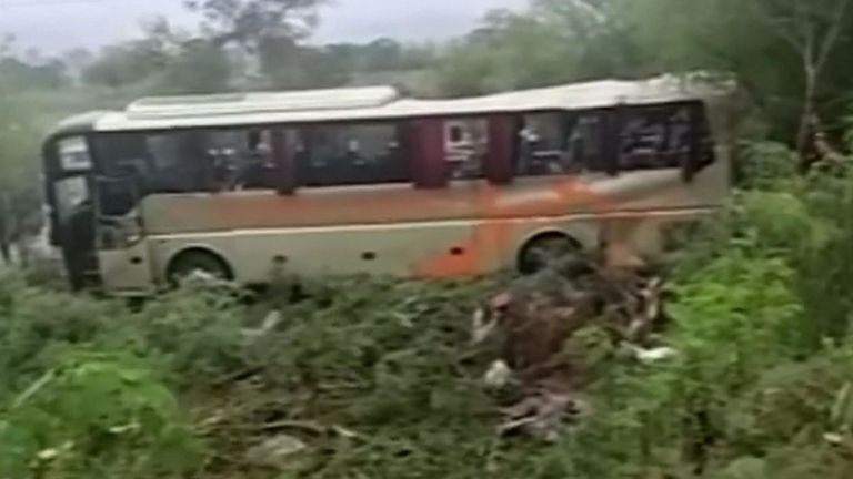 Les survivants ont déclaré que le bus roulait à grande vitesse sur une route mouillée