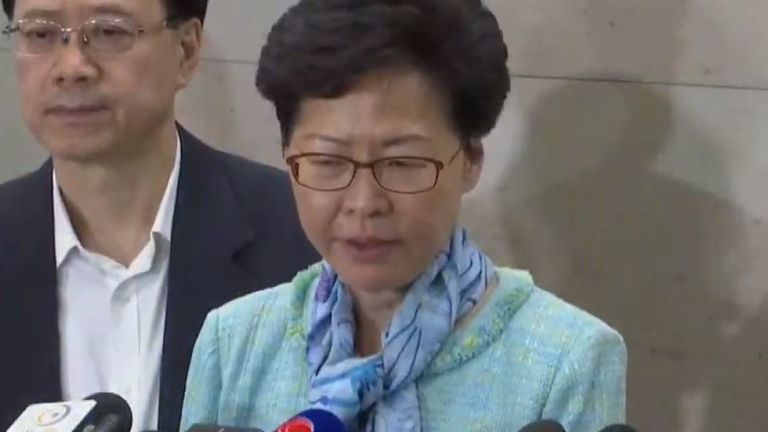 Carrie Lam condamne les manifestants violents lors d'une conférence de presse