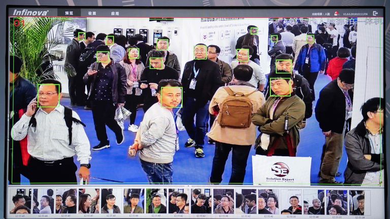 Des personnes filmées par des caméras de sécurité AI équipées de la technologie de reconnaissance faciale au Centre international des expositions de Chine