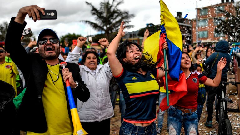 Les Colombiens célèbrent en regardant le Tour de France à Zipaquira, Cundinamarca, Colombie