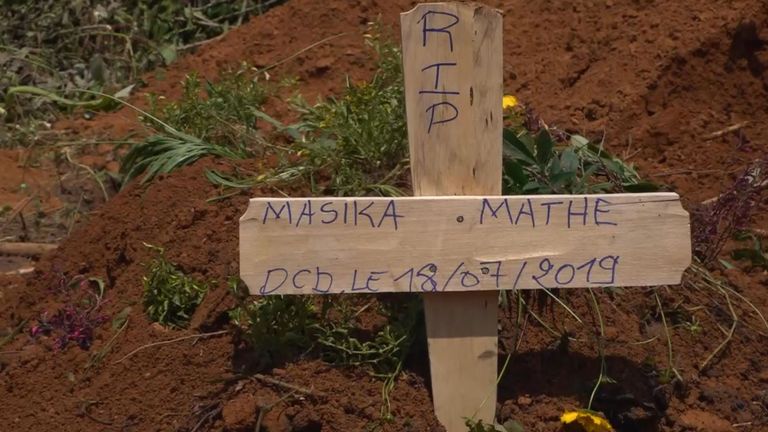 La tombe de la jeune fille Masika Mathe, qui craint d'avoir contracté le virus Ebola