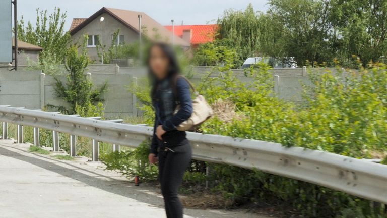 Plan générique d'une jeune travailleuse du sexe au bord de la route à Craiova (remarque: visages flous intentionnellement pour protéger les identités)