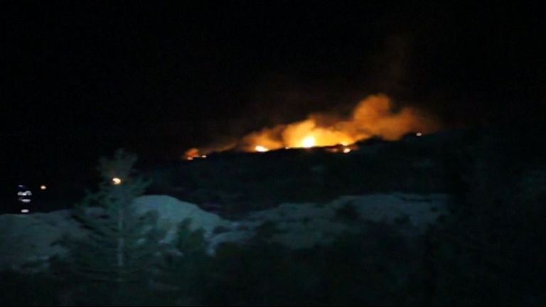 Les services de secours se précipitent pour lutter contre un incendie soupçonné d'avoir éclaté après que des débris d'un missile ont atterri dans le nord de Chypre