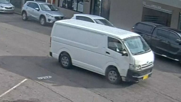 CCTV a montré la camionnette voyageant à grande vitesse avant le smash