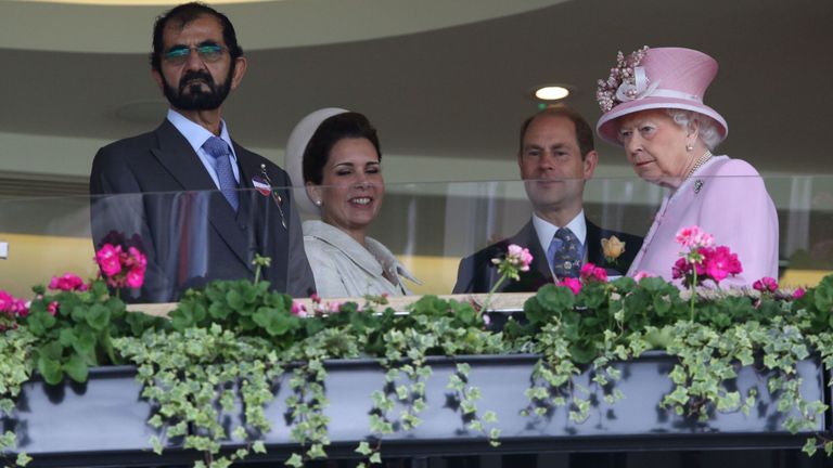 La reine (à droite) et le prince edward saluent cheikh Mohammed et son épouse la princesse Haya au Royal Ascot en 2016