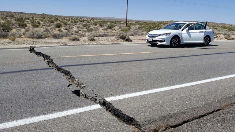 La force du séisme a laissé une fissure à travers cette autoroute. Photo: Karaleigh Roe