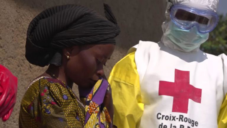 Les membres de la famille ne sont pas autorisés à s'approcher du corps de ceux qu'ils ont perdus à cause du virus Ebola