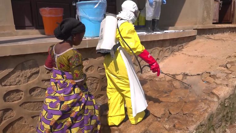 Les équipes d'inhumation ne prennent aucun risque quand il s'agit de s'occuper des corps des personnes décédées du virus Ebola