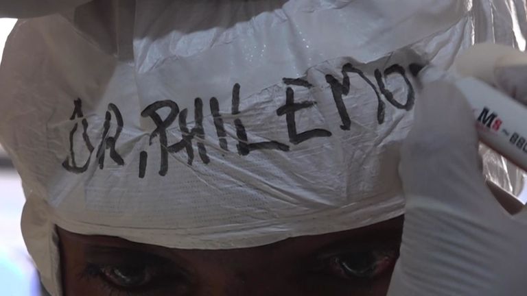 Les médecins qui contractent le virus Ebola ont leur nom inscrit sur leur combinaison de protection