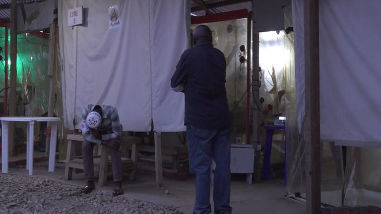 Le mari et le fils d'une femme appelée Kavira attendent anxieusement des nouvelles après avoir contracté le virus Ebola

