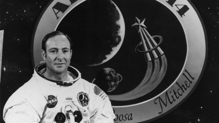 Novembre 1970: Edgar Mitchell, pilote du module lunaire Apollo 14, portant l'emblème d'Apollo 14. (Photo par la NASA / Keystone / Getty Images)
