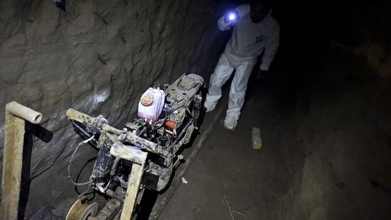 Une moto sur rails a été retrouvée dans le tunnel par lequel El Chapo s'est échappé de prison en 2015