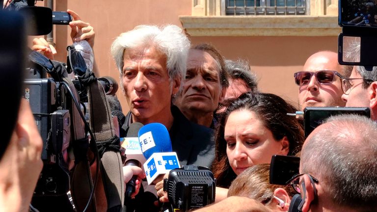 Les journalistes se rassemblent autour de Pietro Orlandi (à gauche), le frère ou Emanuela Orlandi, une adolescente disparue en 1983 dans l'un des mystères les plus sombres de l'Italie.