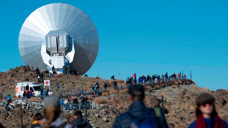 Des touristes et des astronomes arrivent à l'observatoire européen méridional de La Silla (ESO), en prévision d'une éclipse solaire à La Higuera, dans la région de Coquimbo, au Chili, le 2 juillet 2019.