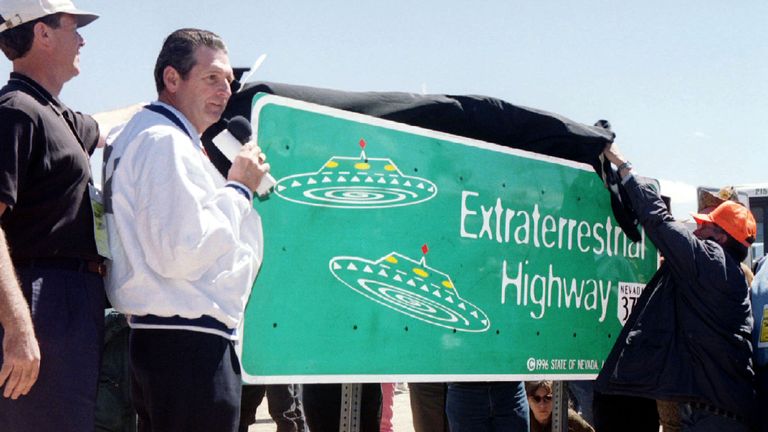 Le gouverneur du Nevada, Bob Miller, préside le dévoilement d’un nouveau panneau indiquant l’autoroute 375 du Nevada à Rachel, à environ 150 km au nord de Las Vegas. 1996