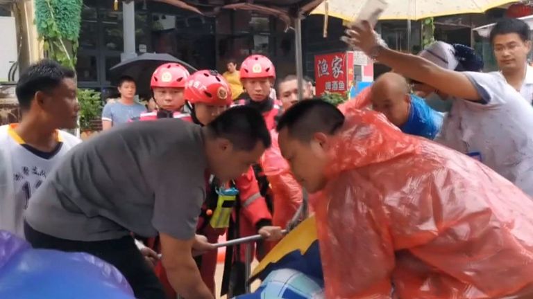Les sauveteurs transfèrent un patient en Chine