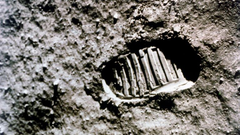 Première empreinte sur la Lune, mission Apollo 11, juillet 1969. Empreinte de départ de l’astronaute américain Neil Armstrong, premier homme à poser le pied sur la Lune, clairement visible sur le sol lunaire. Le module lunaire Apollo 11, appelé Eagle, avec Neil Armstrong et Buzz Aldrin à son bord, a atterri dans la Mer de la Tranquillité le 20 juillet 1969. Apollo 11 était la cinquième mission Apollo avec équipage et le premier à atterrir sur la Lune. Artiste NASA. (Photo par Heritage Space / Images du patrimoine / Getty Images)
