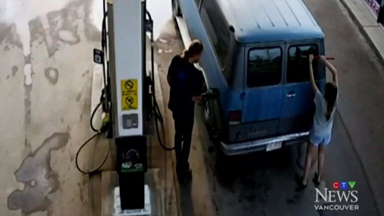 Dans la vidéosurveillance, on voit Lucas remplir le réservoir d'essence de la camionnette, tandis que Deese lave les vitres arrière. Pic: CTV