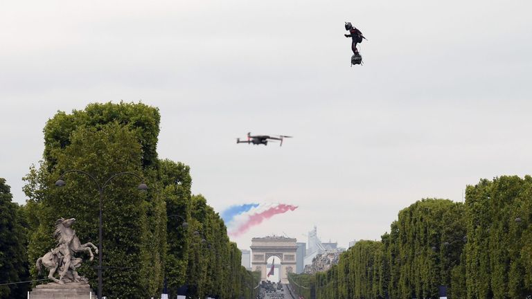 Franky Zapata a survolé les Champs-Elysées