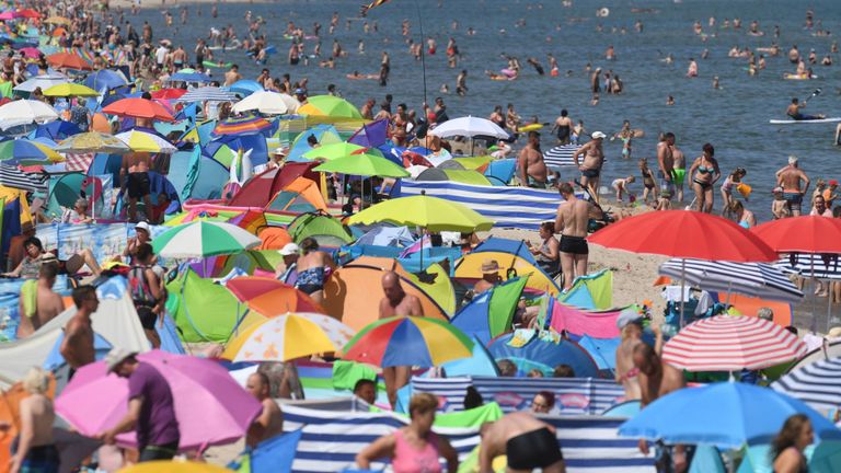 Les gens se pressent sur la plage de Zinnowitz sur l'île d'Usedom dans la mer Baltique, au nord de l'Allemagne, où les températures ont atteint 34 degrés Celsius.