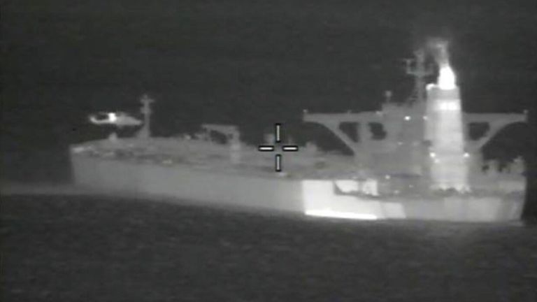 Les Royal Marines montent rapidement sur le pétrolier au petit matin