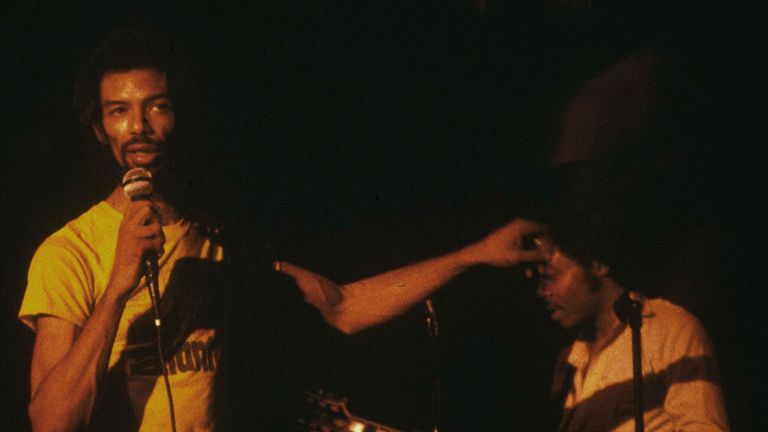 Le chanteur et musicien Gil Scott-Heron se produit dans un club local à Houston, TX, 1982. (Photo de Robert Abbott Sengstacke / Getty Images)
