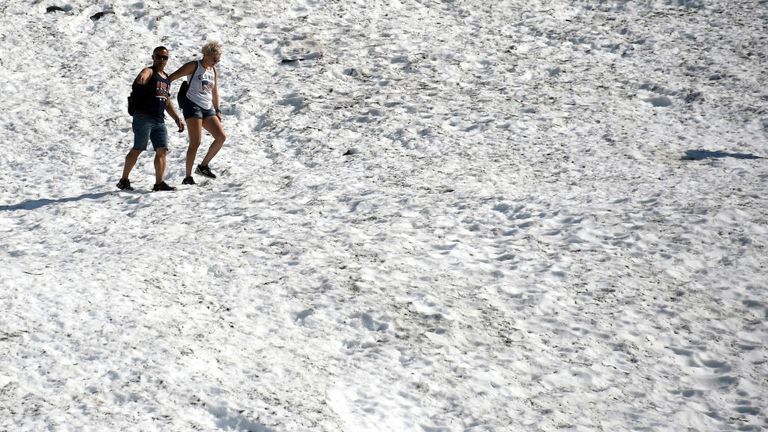 GIRDWOOD, AK - 04 JUILLET: Les gens marchent sur le glacier de Byron le 4 juillet 2019 près du lac Portage à Girdwood, en Alaska. L'Alaska se prépare à des températures record et à la sécheresse dans certaines parties de l'État. (Photo de Lance King / Getty Images)