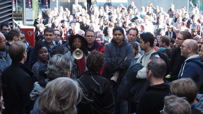 Personnel réuni devant les bureaux de Google à Zurich, en Suisse. Pic: @GoogleWalkout