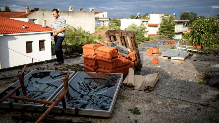 Un homme marche sur une terrasse endommagée à la suite de fortes tempêtes dans le village de Nea Plagia, Grèce, le 11 juillet 2019. REUTERS / Alkis Konstantinidis