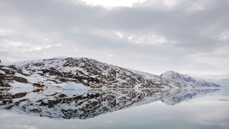 La côte enneigée se reflète dans les eaux calmes d'un fjord près de Tasiilaq, au Groenland, le 16 juin 2018. REUTERS / Lucas Jackson RECHERCHE "JACKSON TASIILAQ" POUR CETTE HISTOIRE. RECHERCHE "IMAGE PLUS LARGE" POUR TOUTES LES HISTOIRES.