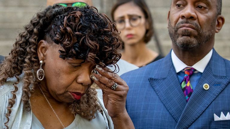 La mère de M. Garner a essuyé ses larmes en s'adressant aux journalistes mardi