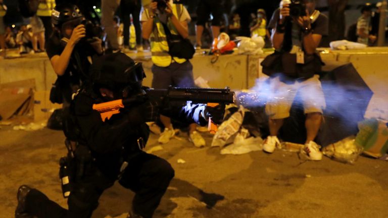 Un officier de police tire une baguette autour du bâtiment du Conseil législatif