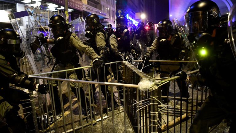 La police anti-émeute tente d'éliminer une barricade improvisée créée par des manifestants 