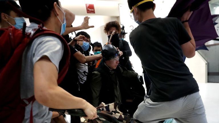 Des militants en faveur de la démocratie frappent un policier en civil à Hong Kong
