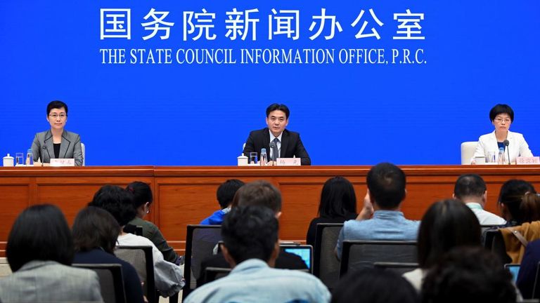Yang Guang (au centre) a également déclaré que le gouverneur de Hong Kong avait toujours son soutien