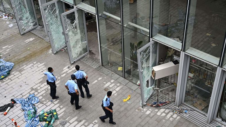 La police à l'extérieur du bâtiment du conseil législatif à Hong Kong