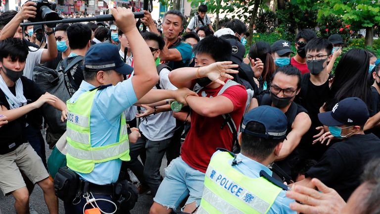 La police brandit son matraque contre les manifestants pro-démocrates à Sheung Shui