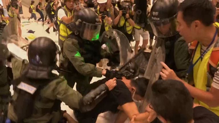 Le chaos règne dans un centre commercial après que la police de Hong Kong ait démobilisé les manifestants après une confrontation de plusieurs heures alors que le projet de loi sur l'extradition devenait violent.