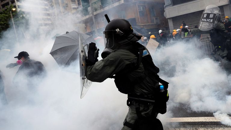 La police de Hong Kong tire des gaz lacrymogènes sur des activistes qui manifestent 