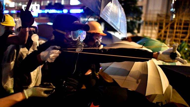 Un manifestant tire d'une catapulte
