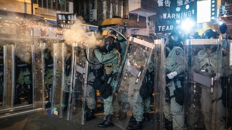 Des bannières noires ont averti les manifestants qu'ils s'attendaient à des gaz lacrymogènes