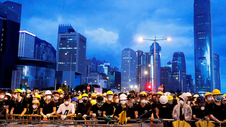 manifestation près d'une cérémonie de lever du drapeau pour l'anniversaire de la remise du transfert de Hong Kong à la Chine à Hong Kong, Chine le 1er juillet 2019. REUTERS / Tyrone Siu
